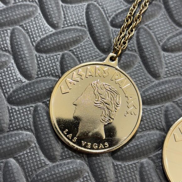 Vintage Caesars Palace Coin Las Vegas Gold Tone Medallion Pendant Necklace - Picture 3 of 7
